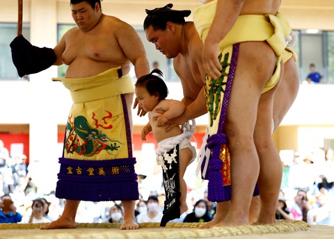 Nhà vô địch sumo hạng nặng gốc Mông Cổ Yokozuna Terunofuji tham gia buổi lễ bước vào võ đài cùng con trai Temujin tại giải đấu sumo nghi lễ Nhà vô địch sumo hạng nặng gốc Mông Cổ Yokozuna Terunofuji tham gia buổi lễ bước vào võ đài cùng con trai Temujin tại giải đấu sumo nghi lễ