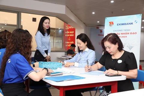 Eximbank tổ chức ngày hội hiến máu vì cộng đồng năm 2024- Ảnh 3. Tại chương trình lần này, cán bộ nhân viên Eximbank đã đóng góp gần 100 đơn vị máu phục vụ cấp cứu và dự phòng cho người bệnh - Ảnh: EIB