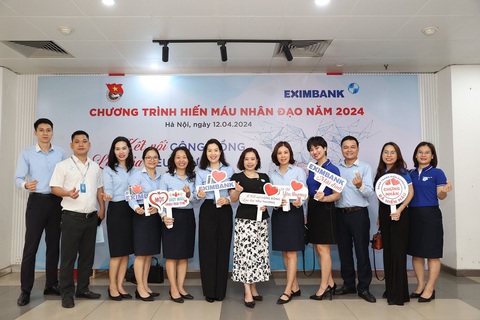 Eximbank tổ chức ngày hội hiến máu vì cộng đồng năm 2024- Ảnh 1. Bà Doãn Hồ Lan - Thành viên ban kiểm soát (thứ 6 từ phải qua) cùng bà Trịnh Thị Hải Yến (thứ 6 từ trái qua) - Trưởng VPĐD Eximbank tại Hà Nội cùng CBNV Eximbank hiến máu tại sự kiện - Ảnh: EIB