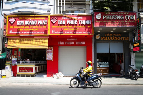 Chủ tịch PNJ nói gì về việc tiệm vàng đồng loạt đóng cửa?- Ảnh 2. Tiệm vàng trên đường Nguyễn Hữu Cầu, bên hông chợ Tân Định, Q.1 đóng cửa trưa nay - Ảnh: PHƯƠNG QUYÊN