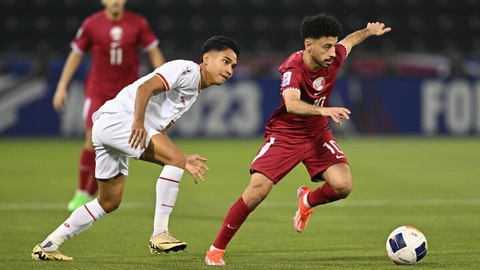 Nhận 2 thẻ đỏ, U23 Indonesia bị chủ nhà Qatar đánh bại- Ảnh 1. Qatar (phải) đánh bại Indonesia trong thế hơn người - Ảnh: AFC