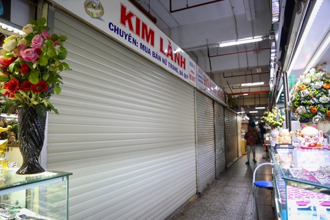 Chủ tịch PNJ nói gì về việc tiệm vàng đồng loạt đóng cửa?- Ảnh 3. Hàng loạt tiệm vàng bên trong chợ An Đông đồng loạt đóng cửa hôm nay - Ảnh: PHƯƠNG QUYÊN
