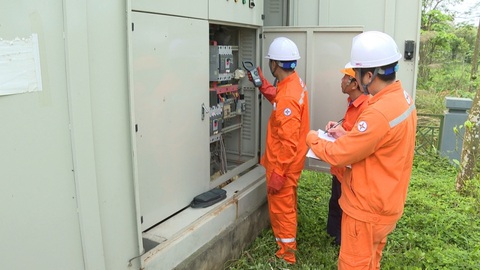 Điện lực miền Bắc đẩy nhanh các dự án 110kV, đảm bảo cấp điện hè- Ảnh 3. Công nhân của Tổng Công ty Điện lực miền Bắc (EVNNPC) đang bảo trì trạm điện biến áp, đảm bảo cấp điện ngày hè cho người dân.