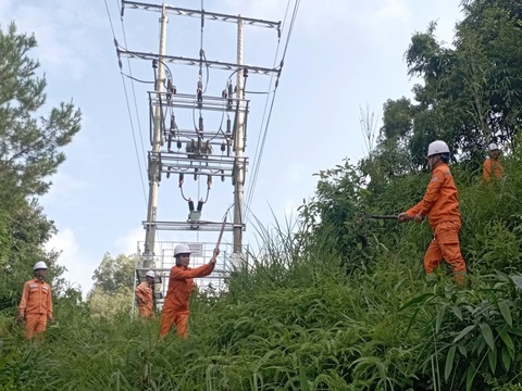 Điện lực miền Bắc đẩy nhanh các dự án 110kV, đảm bảo cấp điện hè- Ảnh 4. Công nhân Tổng Công ty Điện lực miền Bắc (EVNNPC) đảm bảo vận hành hệ thống điện an toàn, ổn định, đáp ứng nhu cầu cho người dân sử dụng.