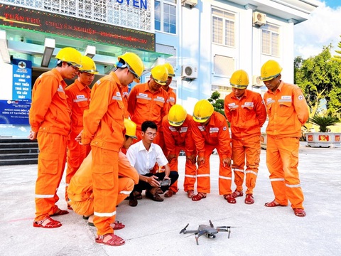 Điện lực miền Bắc đẩy nhanh các dự án 110kV, đảm bảo cấp điện hè- Ảnh 1. Các nhân viên của Tổng Công ty Điện lực miền Bắc ( EVNPC ) đang điều khiển flycam để thăm dò các trụ điện biến áp.