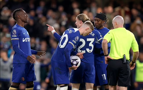 HLV Pochettino nổi điên vì hai sao Chelsea làm ‘chuyện xấu hổ’ với Palmer- Ảnh 3. Đội trưởng Conor Gallagher can thiệp để Cole Palmer đá phạt đền - Ảnh: Getty