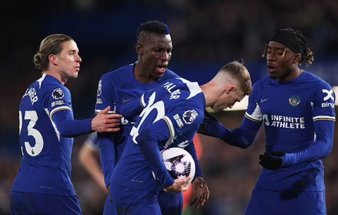 HLV Pochettino nổi điên vì hai sao Chelsea làm ‘chuyện xấu hổ’ với Palmer- Ảnh 1. Cole Palmer bị hai đồng đội Nicolas và Noni Madueke tranh đá 11m - Ảnh: Getty