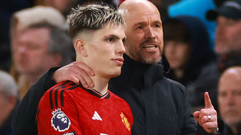 HLV Ten Hag ‘xử’ Garnacho vì thái độ hờn dỗi trên mạng xã hội- Ảnh 1. HLV Erik Ten Hag xử lý Alejandro Garnacho vì 'like' chỉ trích ông trên mạng xã hội - Ảnh: Getty
