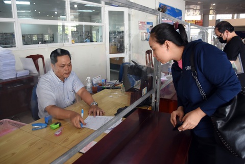 Người lao động tìm hiểu về thủ tục bảo hiểm thất nghiệm và bảo hiểm xã hội tại Trung tâm Dịch vụ việc làm Đồng Nai - Ảnh: A LỘC Người lao động tìm hiểu về thủ tục bảo hiểm thất nghiệp và bảo hiểm xã hội tại Trung tâm Dịch vụ việc làm Đồng Nai - Ảnh: A LỘC