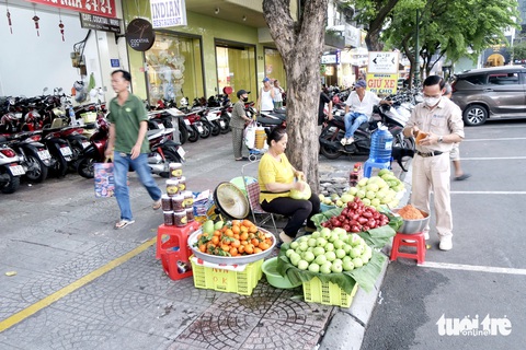Các tiểu thương hàng rong vẫn chưa biết được phép bán ở khu vực nào sau khi có vạch kẻ vàng trên đường Phan Chu Trinh, quận 1, TP.HCM - Ảnh: T.T.D. Các tiểu thương hàng rong vẫn chưa biết được phép bán ở khu vực nào sau khi có vạch kẻ vàng trên đường Phan Chu Trinh, quận 1, TP.HCM - Ảnh: T.T.D.
