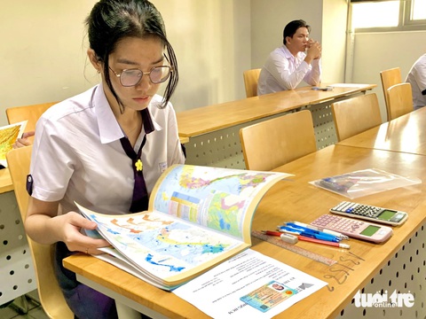 Bắt đầu đăng ký dự thi đánh giá năng lực Đại học Quốc gia TP.HCM đợt 2- Ảnh 1. Thí sinh tham dự kỳ thi đánh giá năng lực Đại học Quốc gia TP.HCM đợt 1 năm 2024. Thí sinh đã thi đợt 1 được tiếp tục dự thi đợt 2 - Ảnh: TRẦN HUỲNH