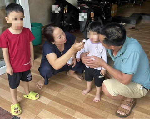 Ông bà không nề hà cháu nội, cháu ngoại, ở xa càng bồn chồn nhớ nhung- Ảnh 3. Trực tiếp chăm sóc cháu của mình khiến nhiều ông bà vừa vui vừa yên tâm hơn - Ảnh: DUYÊN PHAN