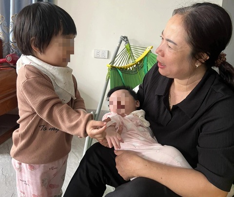 Ông bà không nề hà cháu nội, cháu ngoại, ở xa càng bồn chồn nhớ nhung- Ảnh 1. Chăm cháu giúp con yên tâm đi làm là cách nhiều ông bà nội, ngoại hỗ trợ các con mình - Ảnh: DUYÊN PHAN