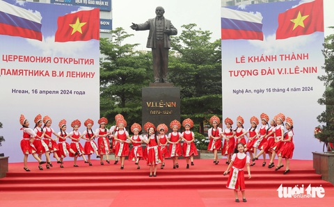 Khánh thành tượng đài Lênin ở trung tâm thành phố Vinh- Ảnh 1. Lễ khánh thành tượng Lênin ở TP Vinh - Ảnh: DOÃN HÒA