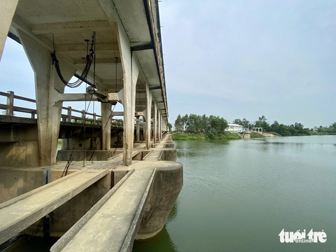 Hồ chứa Quảng Nam 'thong thả', Đà Nẵng đề nghị không để trạm bơm tê liệt- Ảnh 1. Đập dâng An Trạch và hai trạm bơm nước thô để cung cấp nước cho Đà Nẵng mỗi khi sông nhiễm mặn - Ảnh: TRƯỜNG TRUNG
