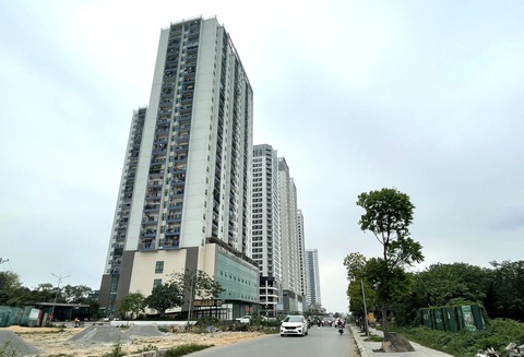 Khan hiếm căn hộ bình dân, vừa túi tiền, giá nhà ngày càng xa tầm tay- Ảnh 1. Tình trạng khan hiếm nguồn cung căn hộ bình dân, vừa túi tiền kéo dài là một nhân tố đẩy mặt bằng giá chung cư trên thị trường tăng cao - Ảnh: B.NGỌC
