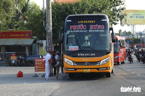 Thủ Đức dẫn đầu nạn 'xe dù, bến cóc', càng dẹp càng phát sinh- Ảnh 4. 16h33, xe khách giường nằm Phước Hưng tấp nhanh vào cây xăng Anh Phát Petro trên quốc lộ 13, phường Hiệp Bình Phước, đón 3 hành khách