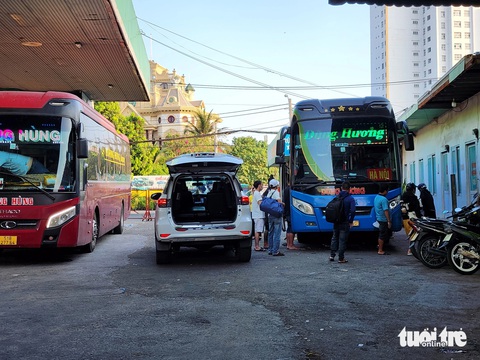 Thủ Đức dẫn đầu nạn 'xe dù, bến cóc', càng dẹp càng phát sinh- Ảnh 7. Xe khách giường nằm Dũng Hương đón khách sai quy định tại cây xăng Tam Bình