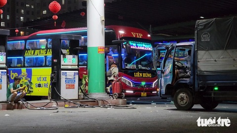 Thủ Đức dẫn đầu nạn 'xe dù, bến cóc', càng dẹp càng phát sinh- Ảnh 9. Tại cây xăng Tam Bình, tình trạng