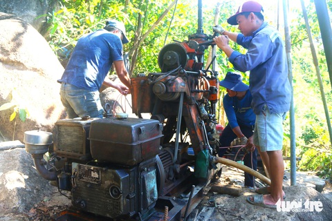 Các công nhân đang tiến hành khoan thăm dò từ sườn núi đến vị trí tim sạt lún ở đỉnh hầm Bãi Gió để đánh giá địa chất nhằm đưa ra giải pháp tối ưu nhất - Ảnh: NGUYỄN HOÀNG Các công nhân khoan thăm dò từ sườn núi đến vị trí tim sạt lún ở đỉnh hầm đường sắt Bãi Gió, để đánh giá địa chất nhằm đưa ra giải pháp tối ưu - Ảnh: NGUYỄN HOÀNG