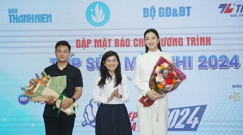 Hoa hậu Lương Thùy Linh đồng hành cùng sĩ tử mùa thi- Ảnh 1. Ban tổ chức chương trình tặng hoa cho hoa hậu Lương Thùy Linh,