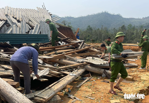 Công an đội nắng giúp dân sửa nhà sau mưa đá, dông lốc- Ảnh 1. Từ ngày 13 đến 15-4, ở huyện Kỳ Sơn, Nghệ An xảy ra mưa đá, tố lốc, gió giật mạnh làm gãy đổ cây cối, cột điện, hư hỏng hàng trăm ngôi nhà - Ảnh: TÂM PHẠM