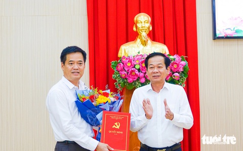 Ông Lê Quốc Anh làm bí thư Thành ủy Phú Quốc- Ảnh 1. Bí thư Tỉnh ủy Kiên Giang Đỗ Thanh Bình (phải) trao quyết định cho ông Lê Quốc Anh giữ chức bí thư Thành ủy Phú Quốc nhiệm kỳ 2020-2025 - Ảnh: CHÍ CÔNG