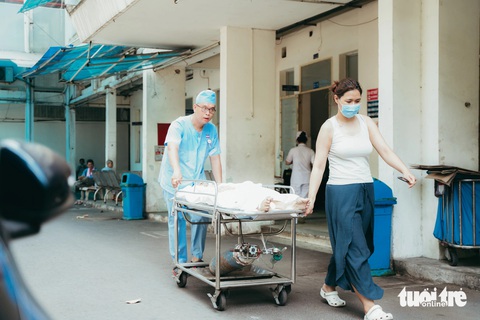 Các trường hợp phải chuyển khoa, chuyển phòng cho bệnh nhân trở nên khó khăn hơn dưới tiết trời nắng nóng - Ảnh: THANH HIỆP Việc chuyển khoa, chuyển phòng cho bệnh nhân trở nên khó khăn hơn dưới tiết trời nắng nóng