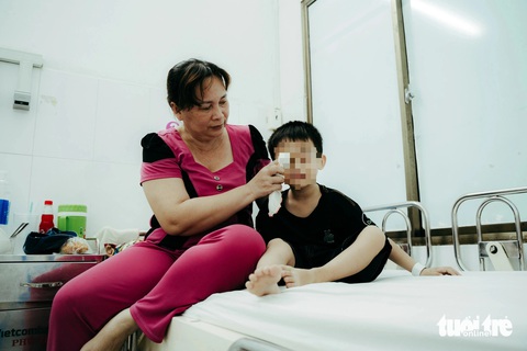 Đối với các bệnh nhi có các bệnh liên quan đến đường hô hấp, các bác sĩ sẽ không mở máy lạnh trong phòng vì vậy phụ huynh phải liên tục lau người, cung cấp nước để chống nóng - Ảnh: THANH HIỆP Đối với các bệnh nhi có bệnh liên quan đến đường hô hấp, các bác sĩ sẽ không mở máy lạnh trong phòng, vì vậy phụ huynh phải liên tục lau người để chống nóng