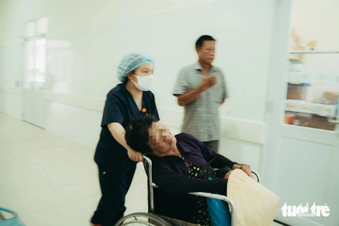 Một bệnh nhân được đưa vào khoa cấp cứu tổng hợp, BV Nguyễn Trãi do kiệt sức vì nắng nóng - Ảnh: THANH HIỆP Một bệnh nhân được đưa vào khoa cấp cứu tổng hợp Bệnh viện Nguyễn Trãi do kiệt sức vì nắng nóng