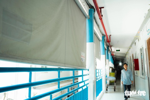 Bệnh nhân, người chăm bệnh mệt mỏi vì nắng nóng- Ảnh 10. Ở các lầu cao nơi ánh nắng mặt trời chiếu trực tiếp xuống, Bệnh viện Chấn thương chỉnh hình đã lắp các tấm che nhưng chỉ giảm được một phần nhỏ nhiệt độ không đáng kể