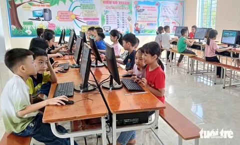 Cha mẹ đưa con lên tỉnh phản đối sáp nhập trường- Ảnh 2. Học sinh ở trường chính Trường tiểu học Ngọc Sơn, huyện Thanh Chương, Nghệ An trong phòng tin học mới đầy đủ cơ sở vật chất - Ảnh: BÙI ÂN