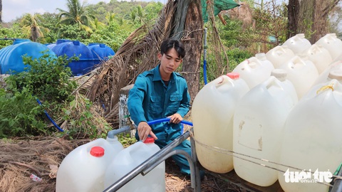 Kiên Giang sẽ cấp 6.700 bồn chứa nước cho bà con vùng hạn mặn- Ảnh 1. Kiên Giang sẽ cấp phát 6.700 bồn chứa nước ngọt cho bà con vùng hạn mặn - Ảnh: BỬU ĐẤU