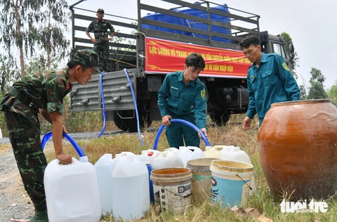 Kiên Giang sẽ cấp 6.700 bồn chứa nước cho bà con vùng hạn mặn- Ảnh 2. Lực lượng vũ trang tỉnh Kiên Giang dùng xe chở nước ngọt cho hàng trăm hộ dân xã Phú Mỹ, huyện Giang Thành - Ảnh: PHƯƠNG VŨ