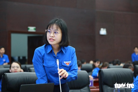 Lo nhất học sinh dùng mạng xã hội, lên mạng thấy ai làm gì là học theo- Ảnh 1. Đại biểu thanh niên Nguyễn Thị Tuyết - bí thư Đoàn Trường đại học Duy Tân - bày tỏ lo ngại bạo lực học đường đang gia tăng - Ảnh: ĐOÀN NHẠN