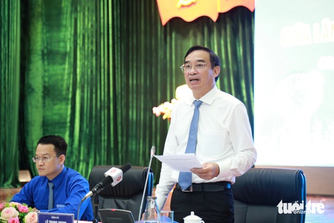 Lo nhất học sinh dùng mạng xã hội, lên mạng thấy ai làm gì là học theo- Ảnh 3. Ông Lê Trung Chinh - chủ tịch UBND TP Đà Nẵng - lo ngại tình trạng học sinh dùng mạng xã hội hiện nay - Ảnh ĐOÀN NHẠN