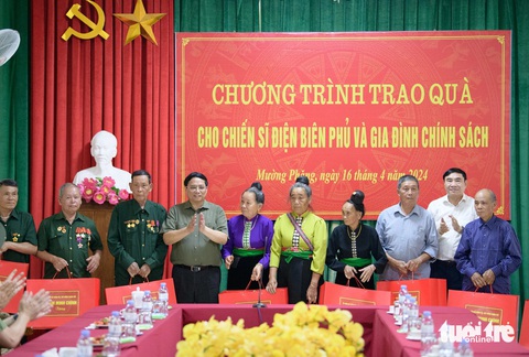 Thủ tướng Phạm Minh Chính về thăm nơi che chở cho Sở chỉ huy chiến dịch Điện Biên Phủ- Ảnh 2. Trao quà cho chiến sĩ Điện Biên và gia đình chính sách - Ảnh: NAM TRẦN