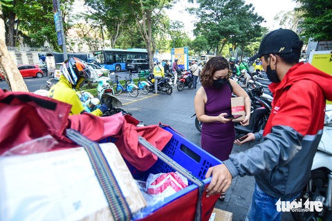 Shipper chạy ẩu, chiếm lề đường ở TP.HCM, Sở GTVT đề nghị siết quản lý- Ảnh 1. TP.HCM đề nghị tăng cường xử lý shipper chạy ẩu, lấn chiếm lòng lề đường... gây ảnh hưởng giao thông - Ảnh: QUANG ĐỊNH