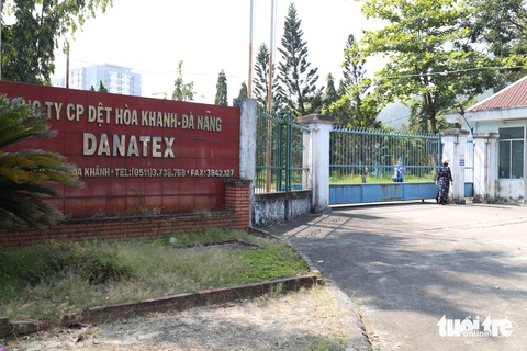 Gần trăm công nhân kiện công ty dệt đòi lương, bảo hiểm, trợ cấp- Ảnh 1. Công nhân vẫn miệt mài đến công ty đòi lương - Ảnh: ĐOÀN NHẠN