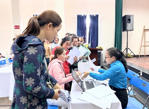 Gần trăm công nhân kiện công ty dệt đòi lương, bảo hiểm, trợ cấp- Ảnh 2. Công nhân ký đơn khởi kiện Công ty cổ phần dệt Hòa Khánh Đà Nẵng - Ảnh: PHƯƠNG TRÀ