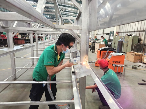 Các công nhân của một doanh nghiệp ngành công nghiệp hỗ trợ tại TP.HCM sản xuất các thiết bị xuất khẩu sang Ấn Độ - Ảnh: NGỌC HIỂN Các công nhân của một doanh nghiệp ngành công nghiệp hỗ trợ tại TP.HCM sản xuất các thiết bị xuất khẩu sang Ấn Độ - Ảnh: NGỌC HIỂN
