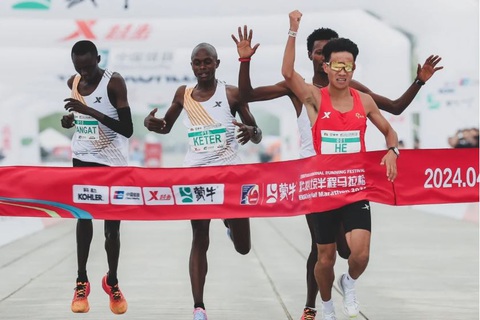 Bê bối mới trong thể thao Trung Quốc: Ngôi sao marathon được nhường cho về đích- Ảnh 1. He Jie ăn mừng khi giành chức vô địch Giải bán marathon Bắc Kinh 2024 - Ảnh: Tân Hoa Xã