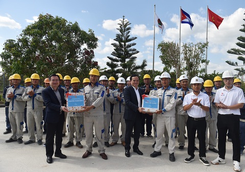 Chủ tịch nước Cuba cảm ơn sự hỗ trợ của Việt Nam trong giai đoạn đặc biệt- Ảnh 5. Phó thủ tướng Trần Lưu Quang và Bộ trưởng Bộ Xây dựng Nguyễn Thanh Nghị tặng quà cho các công nhân Khu công nghiệp ViMariel do doanh nghiệp Việt Nam đầu tư tại Cuba - Ảnh: VGP