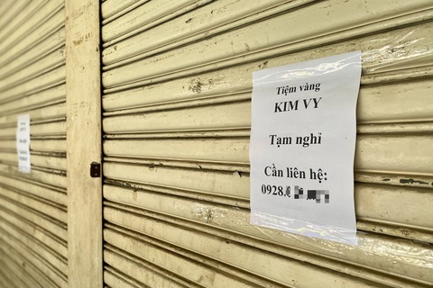 TP.HCM: tiệm vàng đóng cửa lan rộng, nhiều nơi giấu hàng nhái thương hiệu nổi tiếng- Ảnh 1. Tiệm vàng ở chợ Hòa Bình (quận 5) treo bảng tạm nghỉ, để lại số điện thoại cho khách liên hệ khi cần - Ảnh: PHƯƠNG QUYÊN