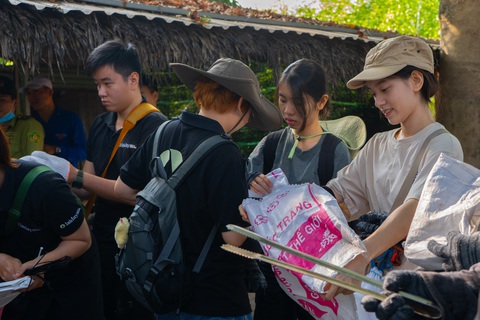 Cùng đi một chuyến nhặt rác, thăm rừng Mã Đà- Ảnh 7. Các bạn trẻ tham gia được trang bị đầy đủ dụng cụ như găng tay, kẹp gắp, bao đựng rác - Ảnh: MINH ĐĂNG