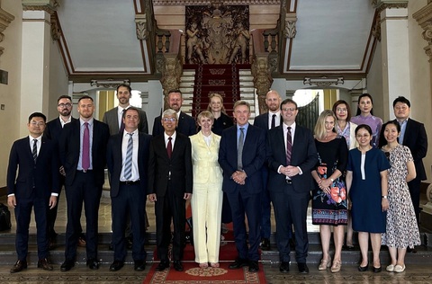 Phó chủ tịch UBND TP.HCM Võ Văn Hoan, Đại sứ Úc phụ trách biến đổi khí hậu Kristin Tilley, Tổng lãnh sự Úc cùng lãnh đạo Climateworks Centre và Asialink trước Hội nghị kinh tế xanh ở TP.HCM - Ảnh: NHẬT ĐĂNG Phó chủ tịch UBND TP.HCM Võ Văn Hoan, Đại sứ Úc phụ trách biến đổi khí hậu Kristin Tilley, Tổng lãnh sự Úc cùng lãnh đạo Climateworks Centre và Asialink trước Hội nghị kinh tế xanh ở TP.HCM - Ảnh: NHẬT ĐĂNG