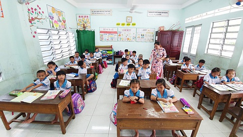Giáo viên tiểu học ở quận Ô Môn (TP Cần Thơ) trong giờ lên lớp - Ảnh: THÁI LŨY Giáo viên tiểu học ở quận Ô Môn (TP Cần Thơ) trong giờ lên lớp - Ảnh: THÁI LŨY