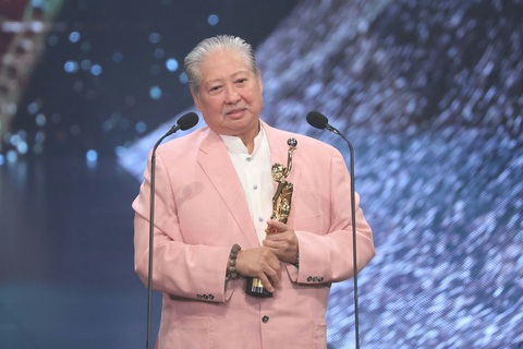 Hồng Kim Bảo nhận giải Thành tựu trọn đời tại giải Kim Tượng lần thứ 42 - Ảnh: HK01 Hồng Kim Bảo nhận giải Thành tựu trọn đời tại Giải Kim Tượng lần thứ 42 - Ảnh: HK01