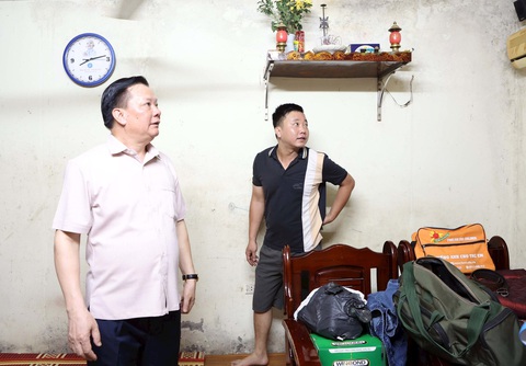 Bí thư Hà Nội: 5-10 năm nữa vẫn không xây lại được các khu tập thể cũ nếu cán bộ 'hời hợt'- Ảnh 1. Bí thư Hà Nội kiểm tra hiện trạng khu tập thể Ngọc Khánh (quận Ba Đình) - Ảnh: Thành ủy Hà Nội