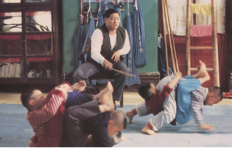 Hồng Kim bảo vào vai thầy của ông trong phim Thất tiểu phúc (1988) Hồng Kim Bảo vào vai thầy của ông trong phim Thất tiểu phúc (1988)